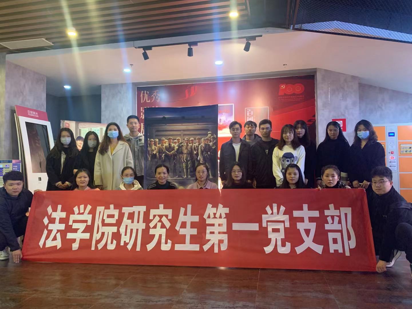 说明: 一群人在餐厅里中度可信度描述已自动生成 说明: 一群人在餐厅里中度可信度描述已自动生成